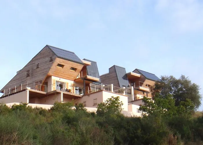 Avec Piscine Et Belle Vue Proche Des Plages Et Commerces *