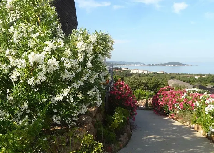 Avec Piscine Et Belle Vue Proche Des Plages Et Commerces *